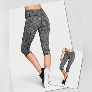 NWT Victoria's Secret Woman’s Knockout Victoria Sport Crop, Sz S/Petit